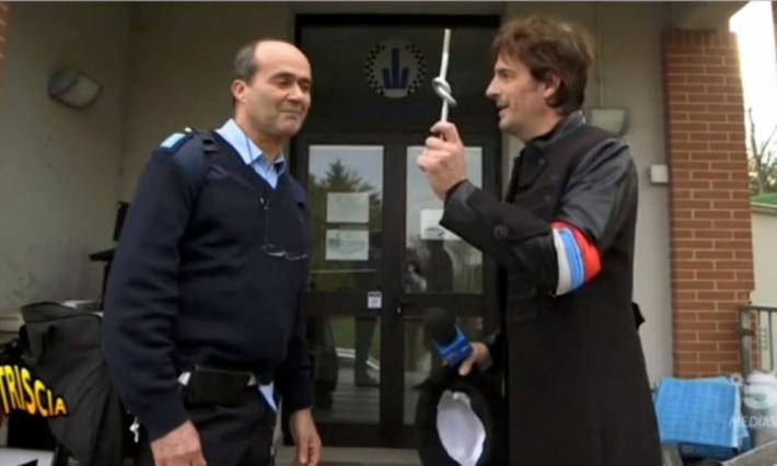 Arriva Striscia e i documenti &laquo;abbandonati&raquo; tornano a posto