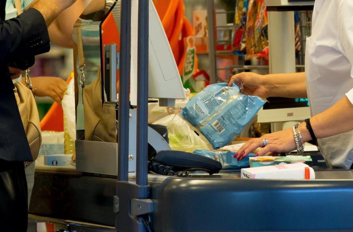 Patteggia la cassiera che si intasc&ograve; seimila euro