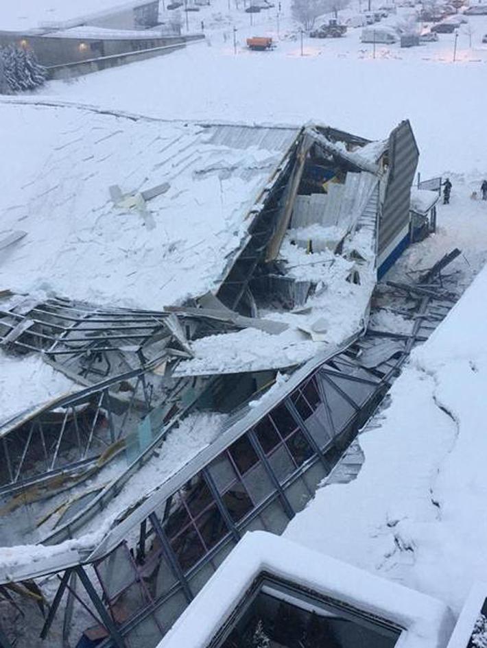 Il palaghiaccio di Vipiteno crolla sotto la neve