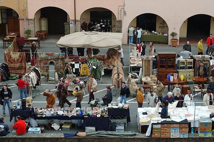 Domenica torna il mercato dell&rsquo;antiquariato: ecco come