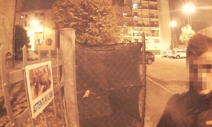 Faccia da ladro. La telecamera lo inquadra prima del furto