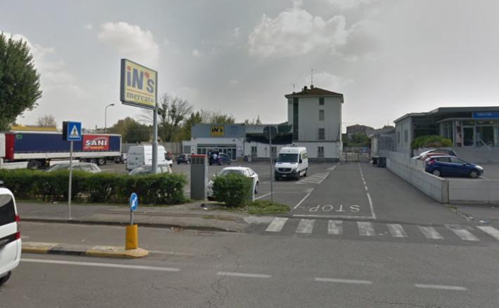 Tenta la rapina (con un chiodo) al supermercato: la reazione della cassiera lo fa fuggire