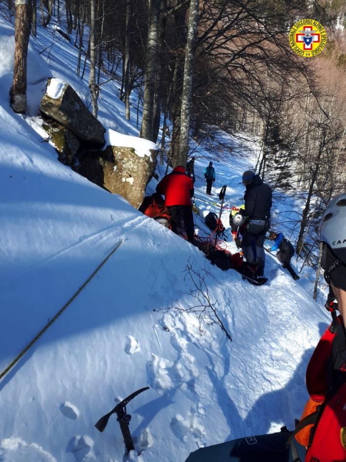 Escursionista scivola in un pendio a Lago Santo, gli alberi lo fermano