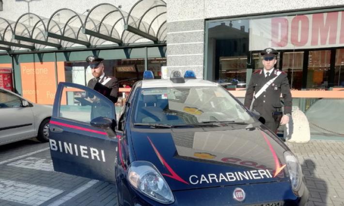 Volevano mangiare il Parmigiano senza pagare: due denunciati