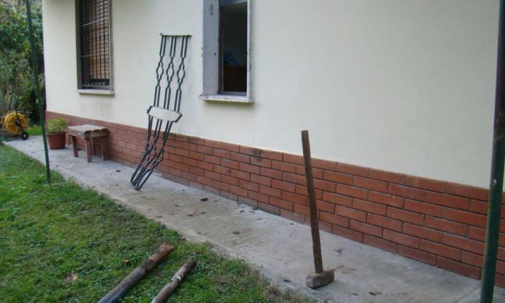 Raid all'alba in una villetta : rubato anche il liquore