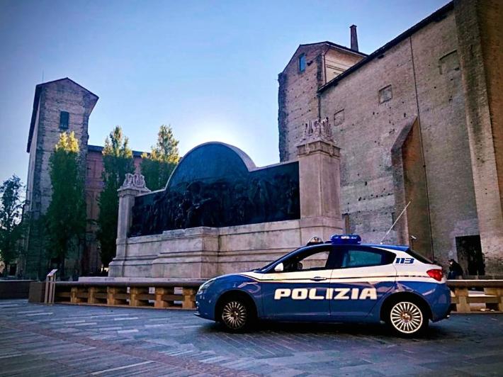 Sotto l'effetto della droga, d&agrave; in escandescenza davanti alla madre e poi tenta di picchiare i poliziotti