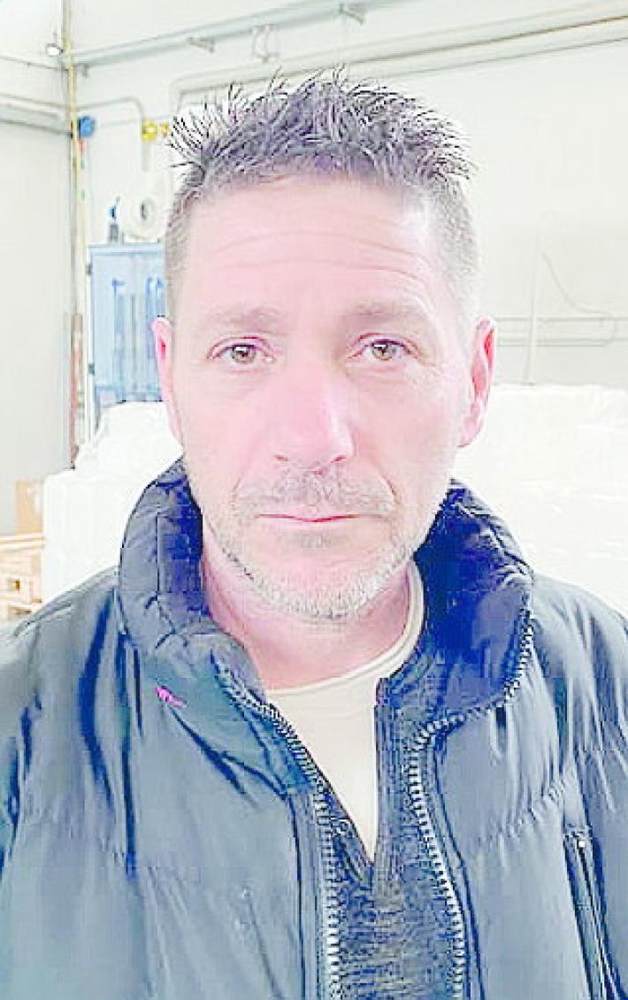 Si getta nel canale gelido e salva un giovane imprigionato nell'auto