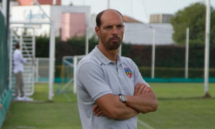 Blocca l'auto dell'arbitro e lo insulta: squalificato