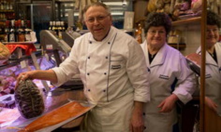 La storica Salumeria Zannoni ha chiuso: ha preparato pacchi natalizi per tutto il mondo