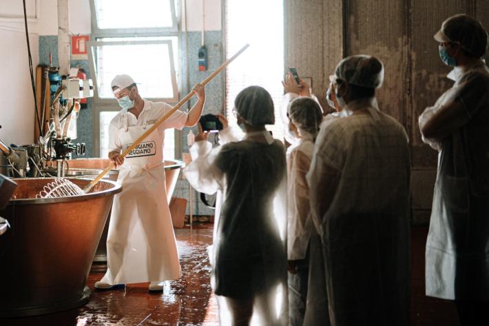 Come nasce il parmigiano-reggiano: sette appuntamenti social per assistere in diretta