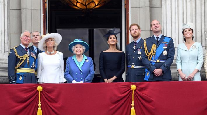 La regina priva Harry e Meghan di titoli e incarichi 