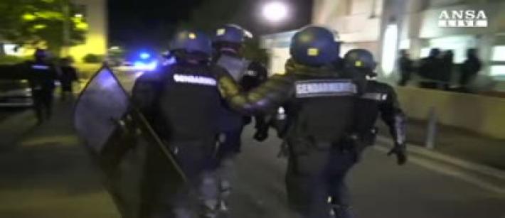 Altra notte di guerriglia a Nantes, 11 fermi Video