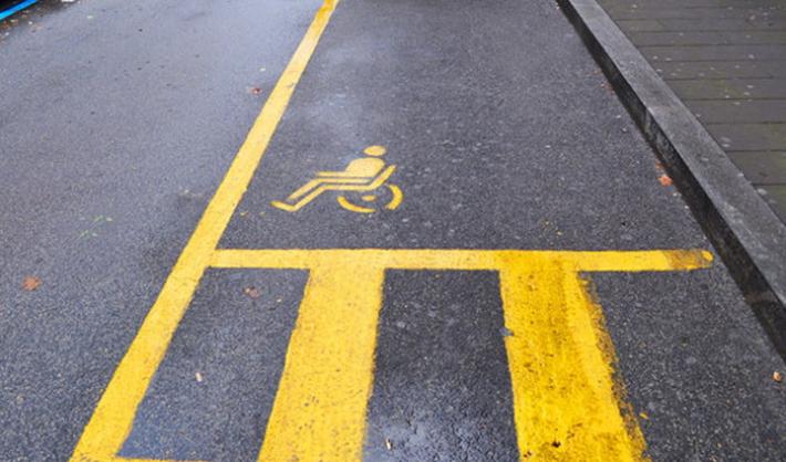 Fa multare l'auto in un posto riservato ai disabili, "punita"