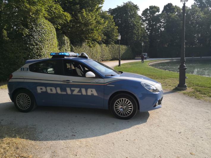 In albergo con 2200 euro in banconote false: lui dai mille alias e lei con i documenti smarriti di un'altra