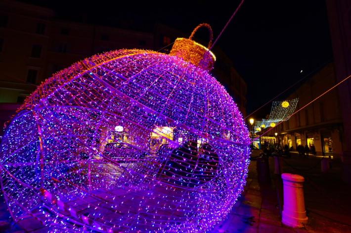 Nuova installazione luminosa in borgo del Parmigianino