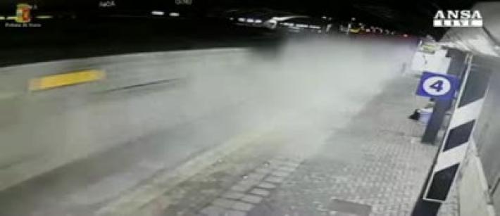 Treno deragliato, in un video attraversa la stazione tra fumo e scintille