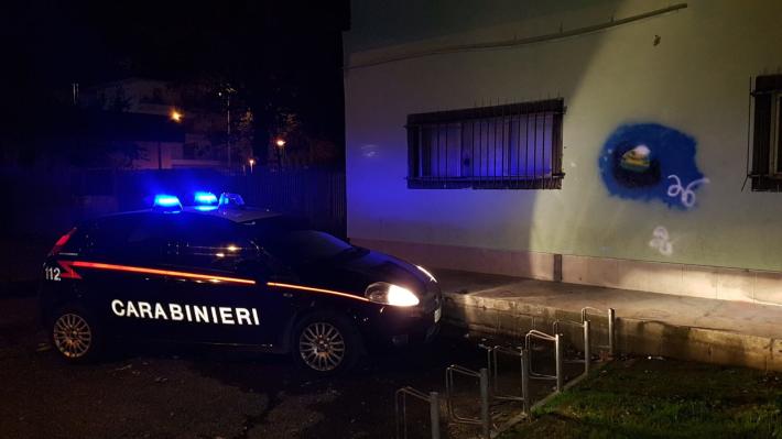 Sta dipingendo un murales sulla piscina comunale,  beccato dai carabinieri: denunciato &nbsp;