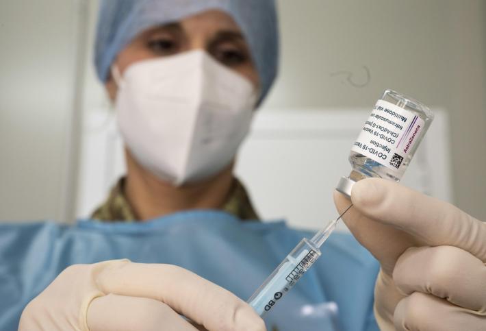 Vaccinazione del personale scolastico, falsa partenza per le prenotazioni