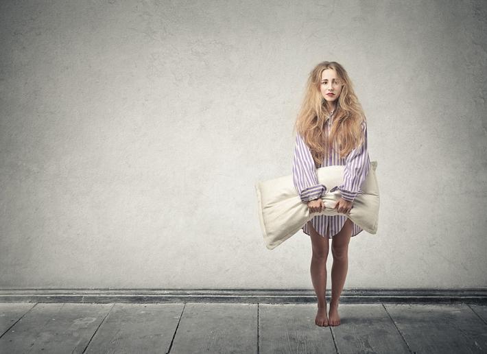 Dormi poco e non ti passa? Pu&ograve; essere la tiroide &laquo;al rallentatore&raquo;