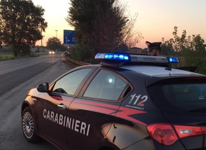 Dopo una lite, insegue in auto la moglie che sta andando dai carabinieri poi le spara in strada