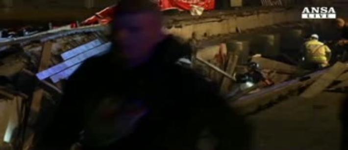 Rapper chiede di saltare: cede il pontile, 313 feriti