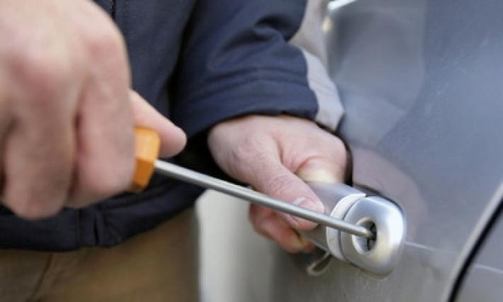 Cabriolo, aprono l'auto e rubano lo zainetto con il portafoglio