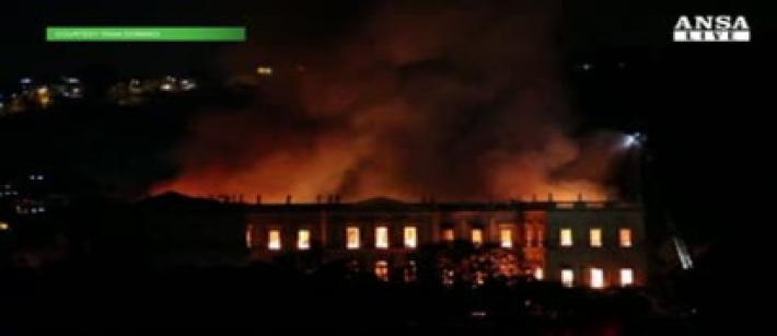 Incendio devasta museo nazionale Brasile