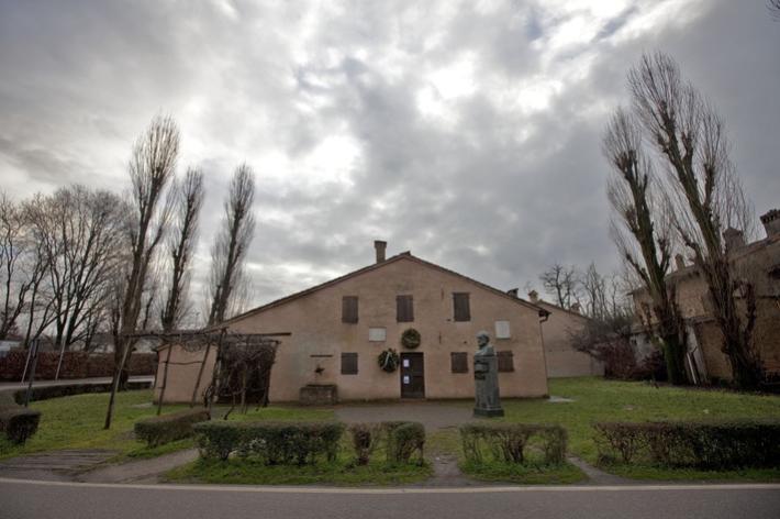 Davanti alla casa di Verdi due giovani se le danno di santa ragione