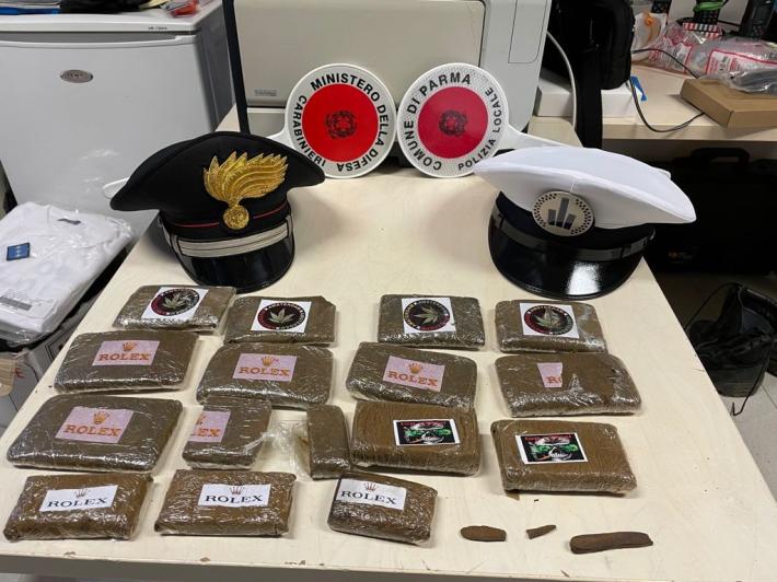 Il fiuto del cane Viktor permette di scovare un chilo e mezzo di hashish