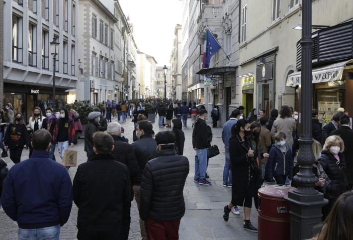 Zona arancione? Vince il sole primaverile: centro (quasi) preso d'assalto