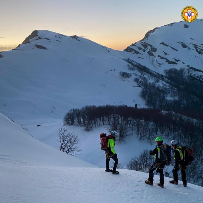 Dopo il ritardo dovuto al vento, recuperato il corpo del ragazzo morto sul Marmagna