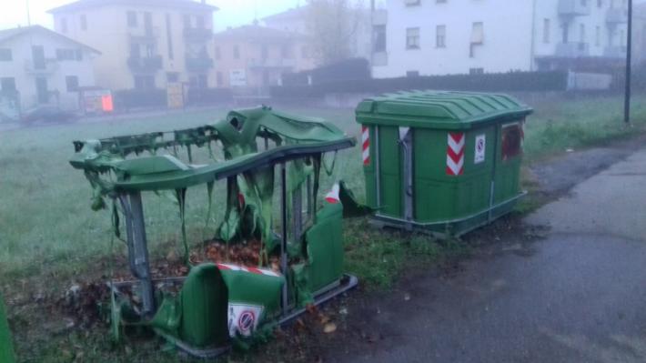 Bruciato nella notte un cassonetto del verde a Felegara