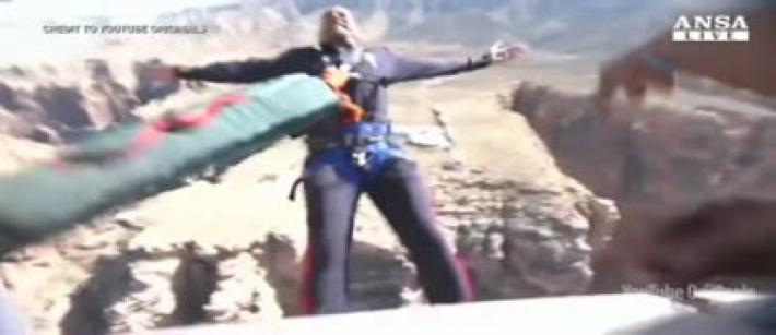 Will Smith compie 50 anni e si getta nel vuoto