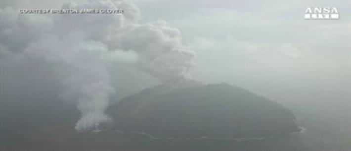 Eruzione vulcano Papua Nuova, voli cancellati. Allarme Tsunami Video