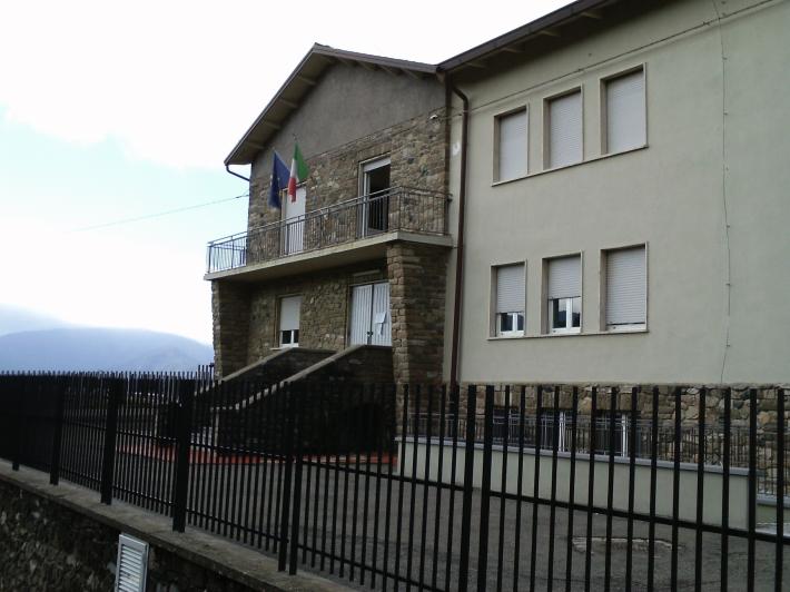 Due alunni lasciano le medie di Berceto: polemica in paese