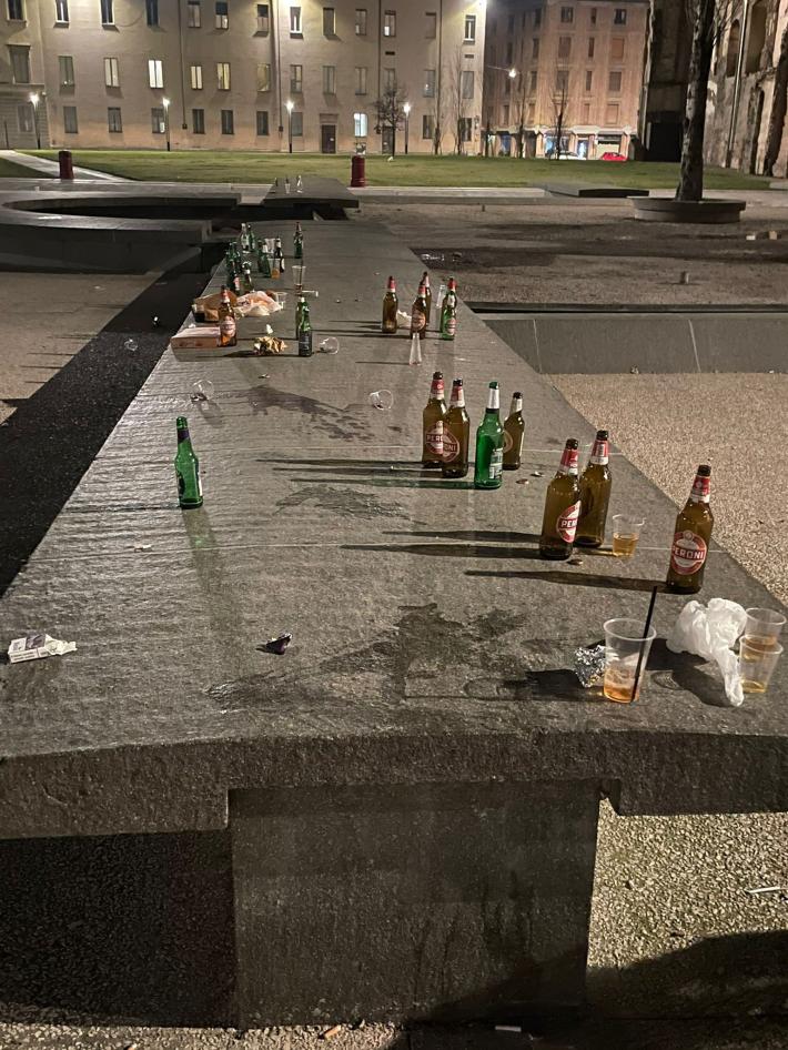 Dopo gli assembramenti una montagna di rifiuti