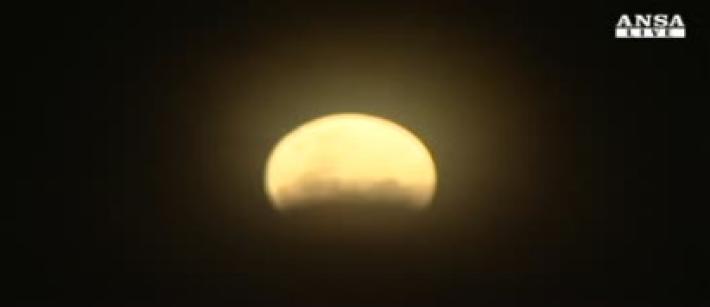 L'eclissi della superluna rossa e blu