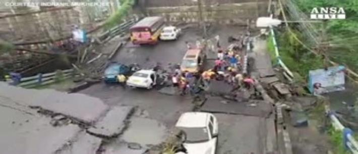 Crolla ponte a Calcutta, feriti intrappolati nelle auto