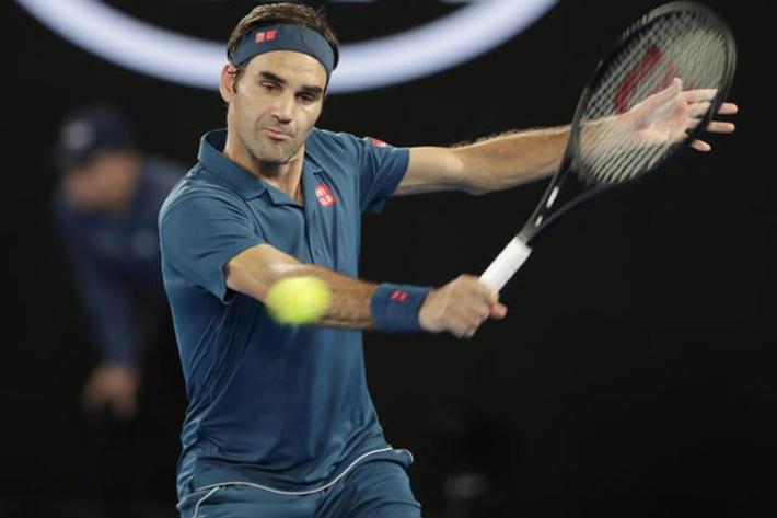 Doha: Federer vince al rientro, ma fatica con Evans