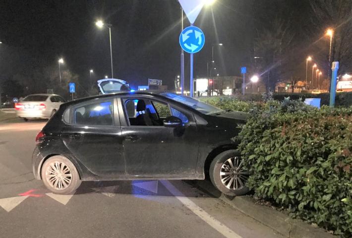 Si schianta alla rotatoria: un malore? No, era ubriaco