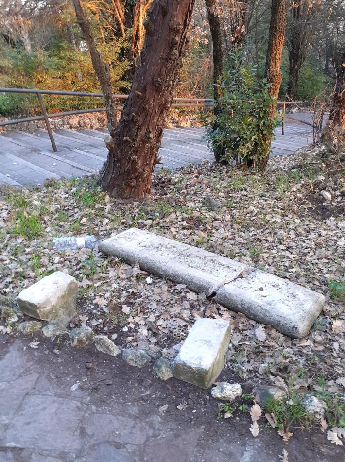 Vandali all'opera: distrutte due panchine a Tabiano Castello e in zona cimitero