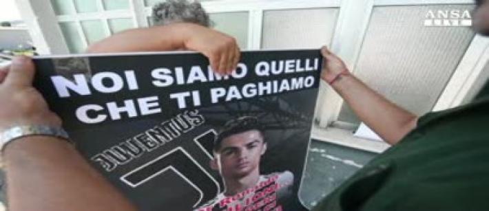 Ronaldo alla Juve: protesta di sindacati e operai licenziati della Fca Video