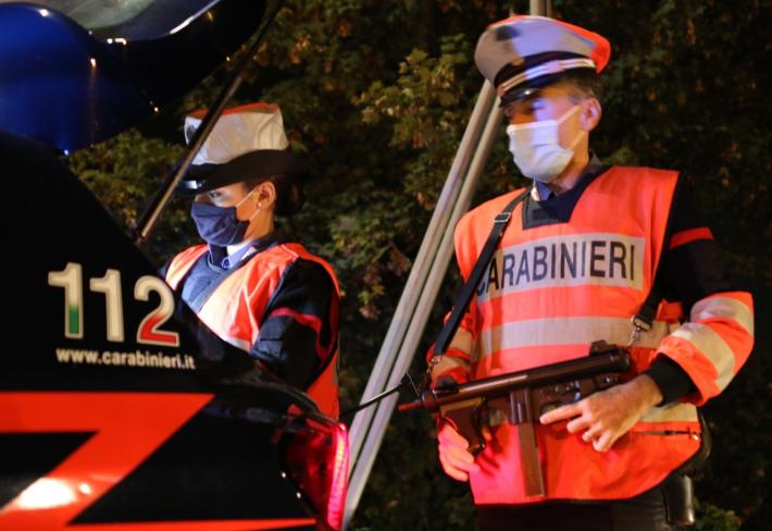 Sedici  ventenni parmigiani organizzano una festa in un B&B sull'argine dell'Enza con  musica, alcol e senza mascherine: tutti multati