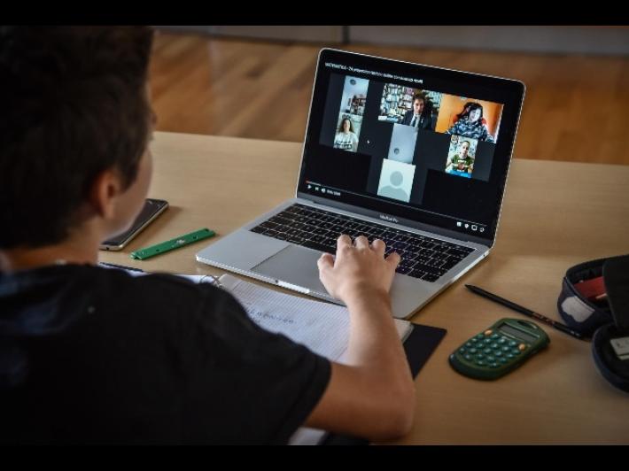 Scuole chiuse in 16 regioni: torna la Dad, 8 studenti su 10 restano a casa