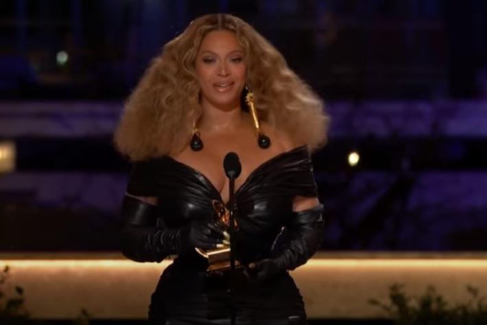 Beyonc&eacute; domina i Grammy, Billie Eilish disco dell'anno