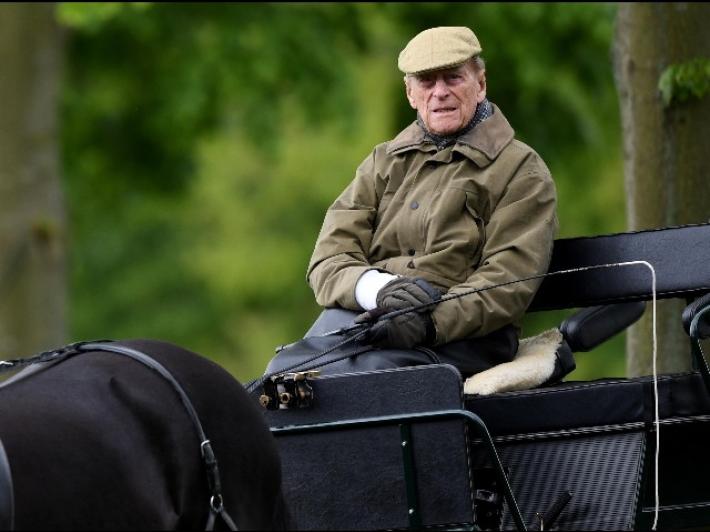 Il principe Filippo lascia l'ospedale - Video