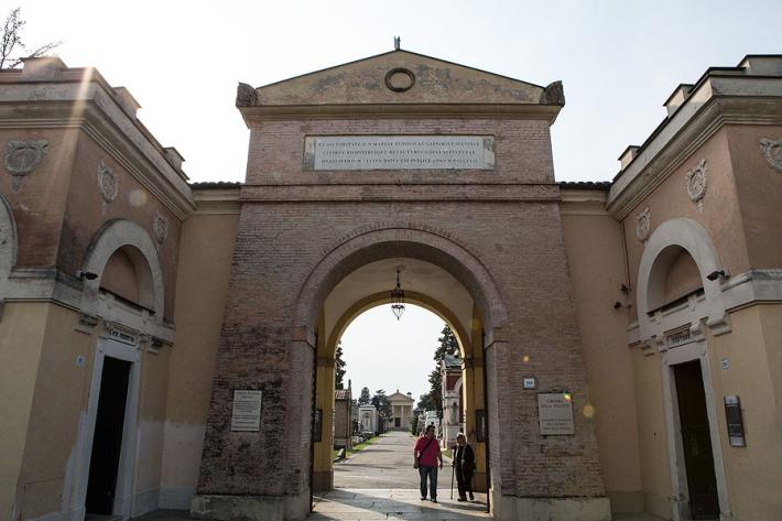 Paura in viale della Villetta: 75enne soccorsa davanti al cimitero per un malore. E' in gravi condizioni