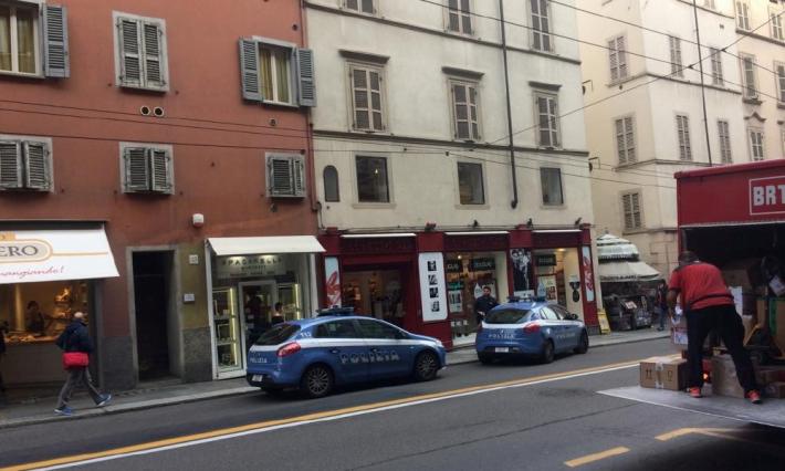 Tenta rapina in una gioielleria: la commessa lo chiude dentro