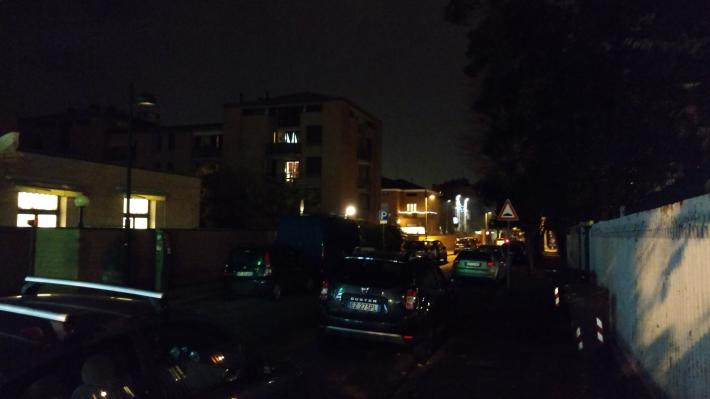 Giallo in via Marchesi: un uomo ferito, riverso sull'asfalto. "Sono stato investito", ma attorno non c'&egrave; nessuno