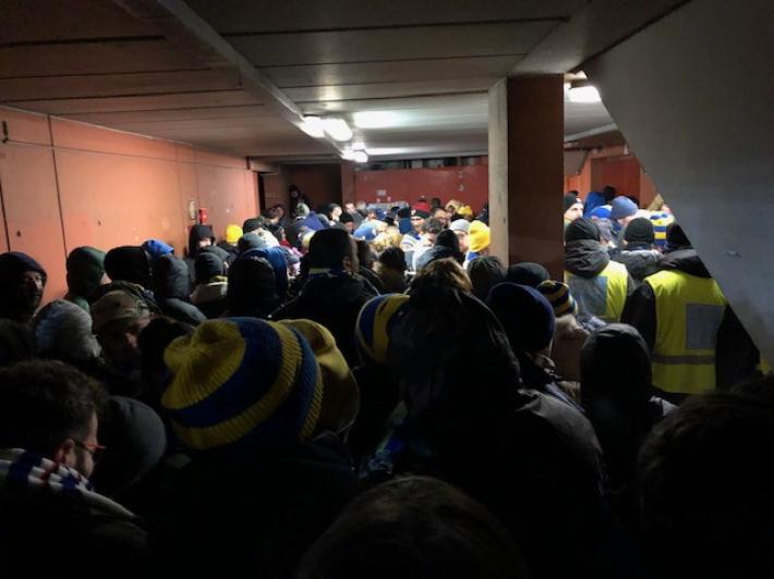 "Tutti ammucchiati sulle scale allo stadio di Genova": la foto-protesta di un lettore 